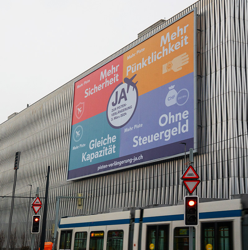 Megaposter am Flughafen Zürich